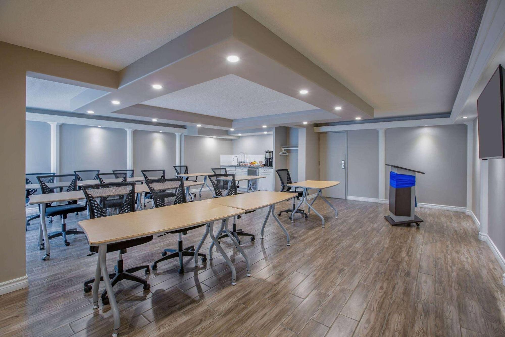 Days Inn By Wyndham Sudbury & Conference Centre Luaran gambar